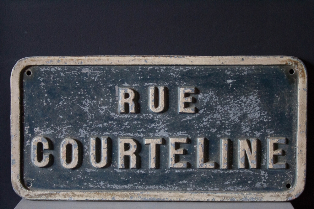 LA PLAQUE DE RUE EN FONTE