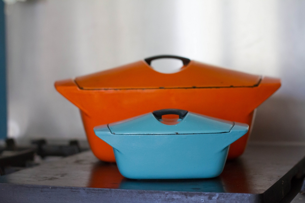 Cocotte en fonte vintage dessinée par Raymond Loewy, série la coquelle, Le  Creuset - Début de Série