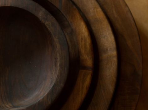 LES PLATEAUX RONDS EN BOIS DE NOYER