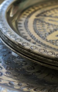 LES PLATEAUX RONDS EN METAL CISELE PM