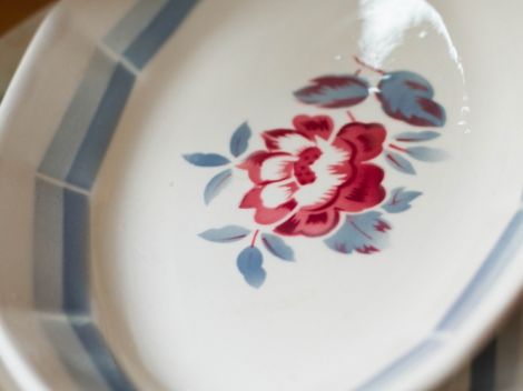 LE PLAT OVALE A LA ROSE