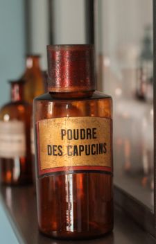 LE GRAND FLACON A PHARMACIE POUDRE DES CAPUCINS